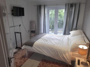 Shirley Fantastic Penthouse En-Suite Families and Contractors Occasional Bed Available